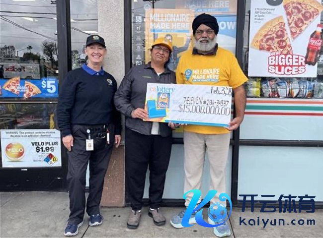 7-11店长(右)获赠奖金